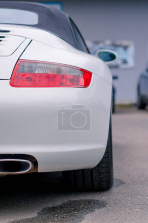 Téléchargez les photos : Détail pare-chocs et feu arrière d'une voiture de luxe blanche après le lavage à la station-service de voiture - en image libre de droit