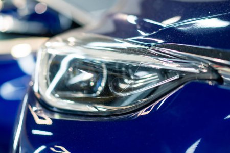 Téléchargez les photos : Gros plan sur les détails des phares de luxe anonyme prestigieux concept de voiture bleue moderne de passion pour les voitures de conduite et les moteurs voitures d'occasion voiture de luxe - en image libre de droit