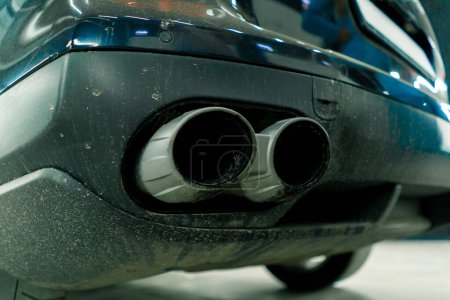 Foto de Primer plano del tubo de escape sucio del coche de lujo antes de lavar el coche y detallar en el área de boxeo - Imagen libre de derechos