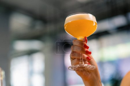 Foto de Primer plano de las manos del cliente del bar con conceptos de bebidas alcohólicas en el bar o club - Imagen libre de derechos