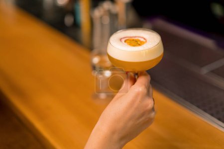 Téléchargez les photos : Gros plan de la main d'un client du bar en prenant un cocktail alcoolisé des concepts de boissons du bar ou du club - en image libre de droit