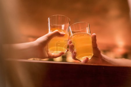 Téléchargez les photos : Gros plan d'un couple de gars et une fille pain grillé avec des verres de bière au bar du club bar - en image libre de droit
