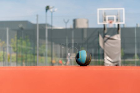 Téléchargez les photos : Gros plan sur le basket qui se trouve sur le sol d'un terrain de basket dans un parc le concept de l'amour pour le basket-ball - en image libre de droit