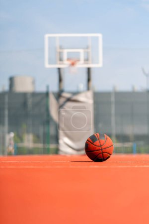 Foto de Primer plano del baloncesto que se encuentra en el suelo de una cancha de baloncesto en un parque el concepto de amor por el baloncesto - Imagen libre de derechos