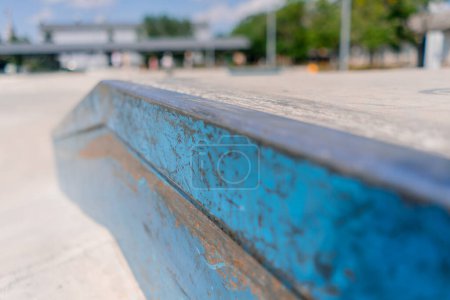 Foto de Primer plano de los pasamanos que se encuentran en el skatepark de la ciudad el concepto de ansia de adrenalina y el amor por el skateboarding - Imagen libre de derechos