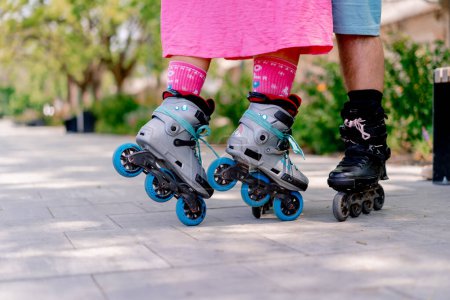 Téléchargez les photos : Gros plan sur les jambes d'un couple homme et femme faisant du roller dans le parc à la date - en image libre de droit