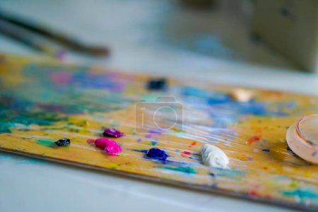 Téléchargez les photos : Gros plan des palettes de peinture qui ont des traces de peinture à l'huile dans l'atelier pour la peinture concept d'amour des beaux-arts - en image libre de droit