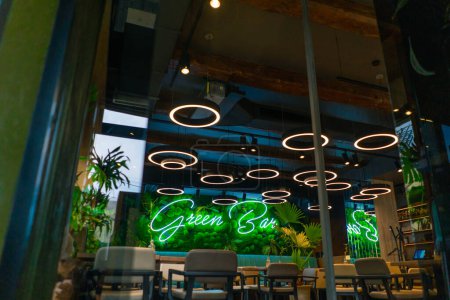 Téléchargez les photos : Un intérieur lumineux d'un restaurant ou d'un bar beaucoup de verdure et de plantes chambre vide style asiatique - en image libre de droit
