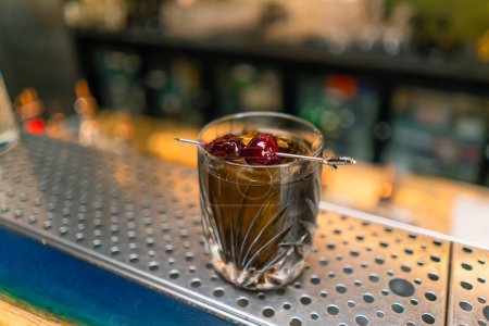 Téléchargez les photos : Stands de cocktails alcoolisés noirs fraîchement préparés sur le comptoir du bar-club - en image libre de droit