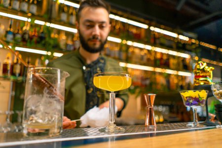 Téléchargez les photos : Barman professionnel crée une boisson cocktail ajoute des barbe à papa sur le verre au bar - en image libre de droit