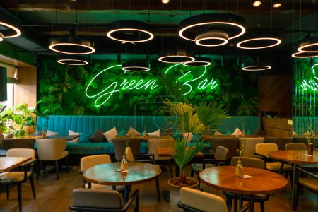 Téléchargez les photos : Un intérieur lumineux d'un restaurant ou d'un bar beaucoup de verdure et de plantes chambre vide style asiatique - en image libre de droit