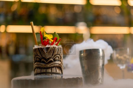 Téléchargez les photos : Close-up boissons alcoolisées fraîches savoureux stands sur le bar près de laquelle l'azote liquide se propage belle et efficace portion de la boisson dans le bar - en image libre de droit