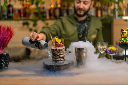 Foto de Barman profesional vierte cerca de alcohol fresco delicioso cóctel nitrógeno líquido hermosa y espectacular porción de bebida en el bar restaurante - Imagen libre de derechos
