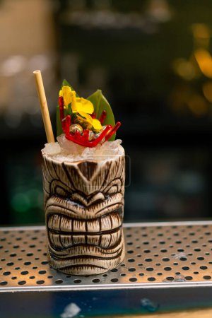 Téléchargez les photos : Un cocktail alcoolisé fraîchement préparé avec un morceau d'ananas sur le comptoir du bar dans le bar club - en image libre de droit