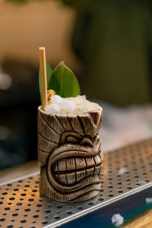 Foto de Un cóctel alcohólico recién preparado con un trozo de piña en el mostrador del bar en el bar club - Imagen libre de derechos