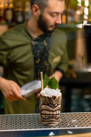Téléchargez les photos : Un cocktail alcoolisé fraîchement préparé avec un morceau d'ananas sur le comptoir du bar dans le bar club - en image libre de droit