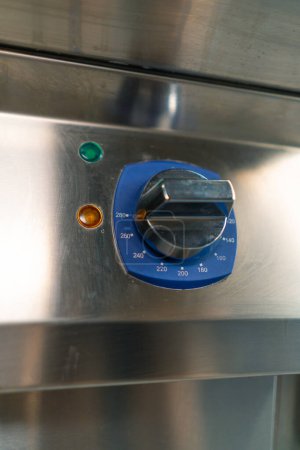 Téléchargez les photos : Allumer le four abl cuisinière close-up degré de température de l'appareil cuisine professionnelle - en image libre de droit
