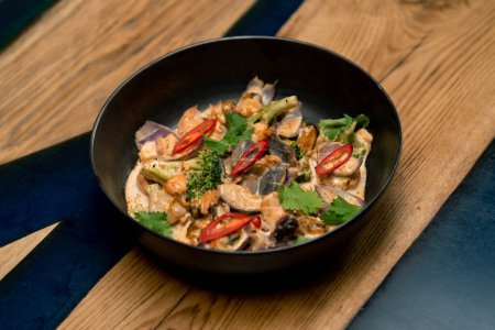 Foto de Primer plano de un delicioso guiso de mariscos recién preparado en un restaurante una hermosa presentación de plato cocina asiática - Imagen libre de derechos