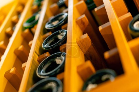 Foto de Un primer plano de estante de vino de madera con botellas de vino en un restaurante italiano el concepto de amor por la victoria - Imagen libre de derechos
