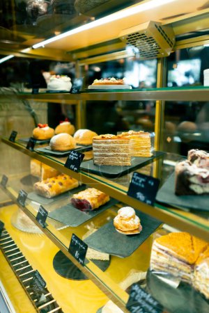 Foto de Primer plano de refrigeradores con varios postres en un restaurante italiano concepto de amor por los pasteles y pasteles - Imagen libre de derechos