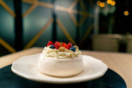 Foto de Un primer plano de un postre de pastel de frutas acostado en un plato blanco en un restaurante italiano - Imagen libre de derechos