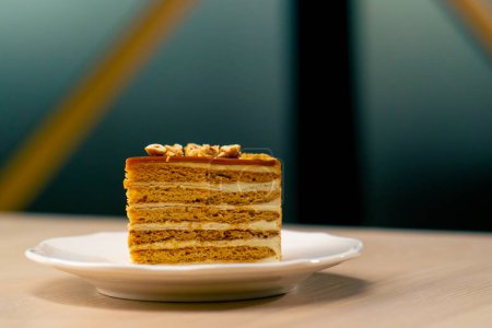 Foto de Un primer plano de postre de un delicioso pastel en un plato blanco en un restaurante italiano - Imagen libre de derechos