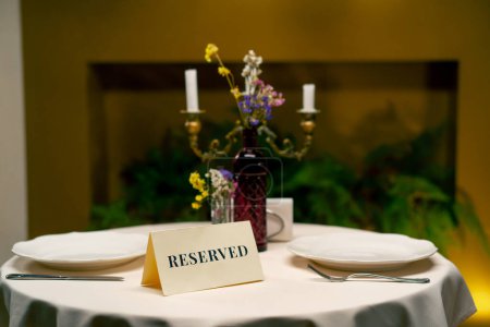 Foto de Primer plano del cartel de reserva reservado de pie sobre una mesa en un restaurante italiano de lujo caro - Imagen libre de derechos