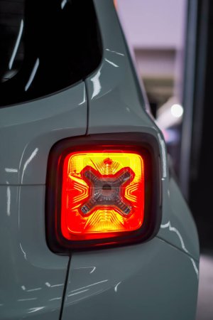 Foto de Primer plano de la luz trasera de un coche SUV blanco de lujo en el proceso de desenredar y lavar el coche - Imagen libre de derechos