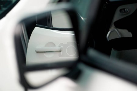 Foto de Un primer plano del espejo lateral de un coche blanco de lujo en proceso de lavado del coche - Imagen libre de derechos