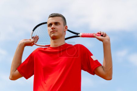 Foto de Retrato de un joven jugador de tenis profesional se regocija por la victoria en la competición del torneo en el juego deportivo ganador de pista abierta - Imagen libre de derechos