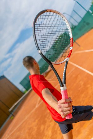 Téléchargez les photos : Jeune entraîneur de joueur professionnel court de tennis en plein air entraînement coups avec raquette et balle de tennis jouer contre l'adversaire - en image libre de droit