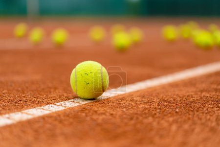 Foto de Primer plano de una pelota de tenis acostado en una cancha de barro el concepto de entrenamiento de competición deportiva profesional - Imagen libre de derechos