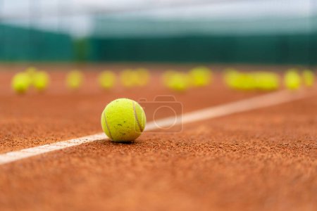 Foto de Primer plano de una pelota de tenis acostado en una cancha de barro el concepto de entrenamiento de competición deportiva profesional - Imagen libre de derechos