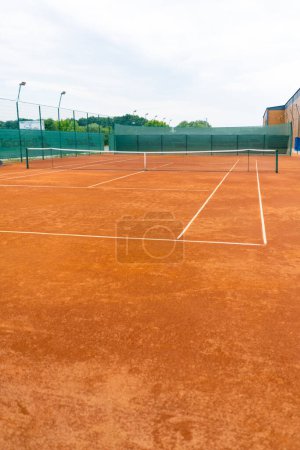Téléchargez les photos : Court de tennis extérieur vide avant le début de la compétition passe-temps jeu de sport professionnel - en image libre de droit
