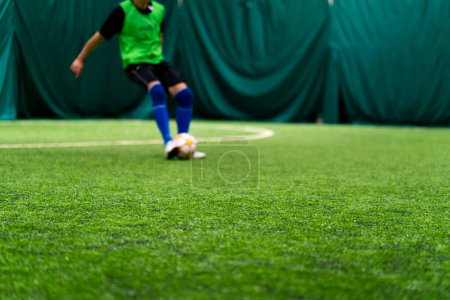 Foto de Campo de fútbol jugador de fútbol conduce la pelota al partido de gol del oponente - Imagen libre de derechos