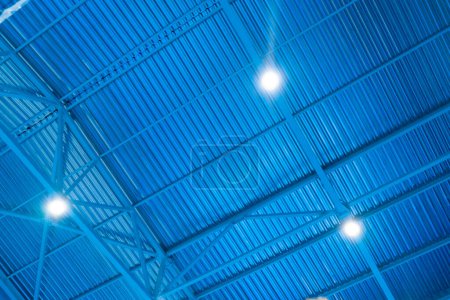 Foto de Techo azul brillante con proyectores en el campo de deportes cerrado sala de deportes de competición sala de fondo - Imagen libre de derechos