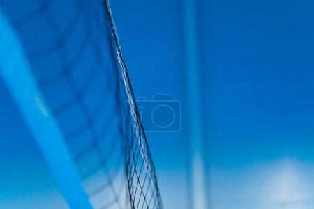 Téléchargez les photos : Gros plan équipement de sport filet de volley-ball sur terrain bleu fermé détails des matchs de compétition - en image libre de droit