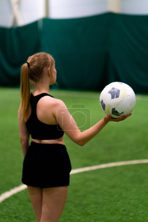 Foto de Una joven durante un partido de fútbol se prepara para lanzar una esquina a su pareja quiere ganar el juego forma una estrategia - Imagen libre de derechos
