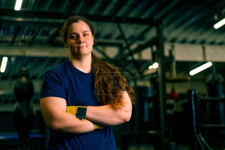 Foto de Retrato de cansado fuerte chica boxeador entrenador en el gimnasio después de luchar concepto de entrenamiento deportivo - Imagen libre de derechos