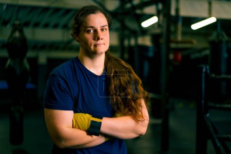 Foto de Retrato de cansado fuerte chica boxeador entrenador en el gimnasio después de luchar concepto de entrenamiento deportivo - Imagen libre de derechos