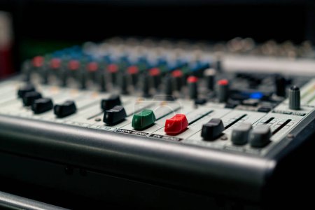 Téléchargez les photos : Gros plan des boutons de commande d'une console de mixage pour l'enregistrement d'une bande son dans un studio d'enregistrement - en image libre de droit