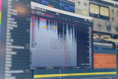 Foto de Pantalla de monitor de ordenador de un ingeniero de sonido que muestra pistas de audio para mezclar una nueva banda sonora - Imagen libre de derechos