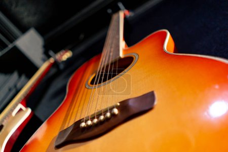 Téléchargez les photos : Plan rapproché de cordes de guitare acoustique classique suspendues au mur dans un studio de musique - en image libre de droit