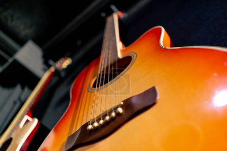 Téléchargez les photos : Plan rapproché de cordes de guitare acoustique classique suspendues au mur dans un studio de musique - en image libre de droit