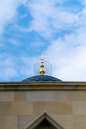 Téléchargez les photos : Gros plan du dôme gambiz avec un croissant de lune au sommet d'une mosquée musulmane contre un ciel bleu - en image libre de droit