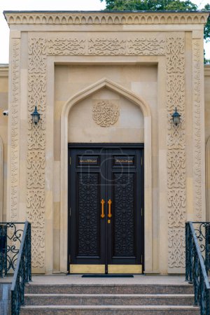 Foto de Puertas de madera para la entrada a una mezquita musulmana para oraciones de personas de la fe del Islam - Imagen libre de derechos
