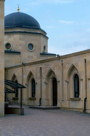 Téléchargez les photos : La cour d'une grande mosquée musulmane avec un dôme de gambiz et un croissant sur le dessus contre un ciel bleu - en image libre de droit