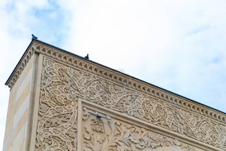 Foto de Primer plano de hermosa ornamentación girih islámica en la terraza aiwan de una mezquita musulmana - Imagen libre de derechos