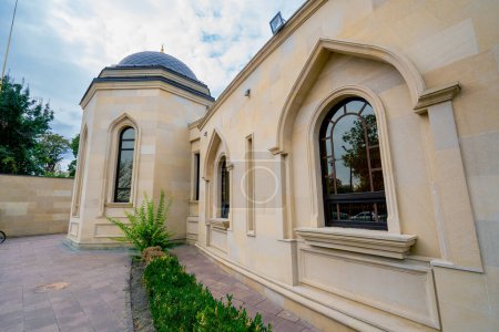 Téléchargez les photos : Une belle cour cosy avec de grandes fenêtres d'une mosquée musulmane entourée d'ornements islamiques - en image libre de droit