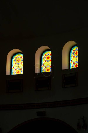 Téléchargez les photos : Grand vitrail avec fresques et hiéroglyphes arabes dans la salle à l'intérieur de la mosquée - en image libre de droit